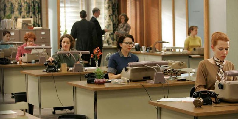An open floor plan from Season 1 or Season 2 of MAD MEN